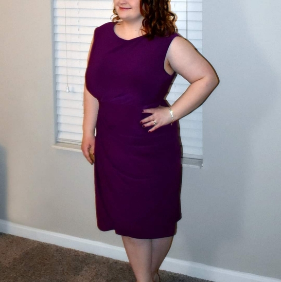 Roz & Ali Dresses & Skirts - Rouched Form Fitting Slinky Dress